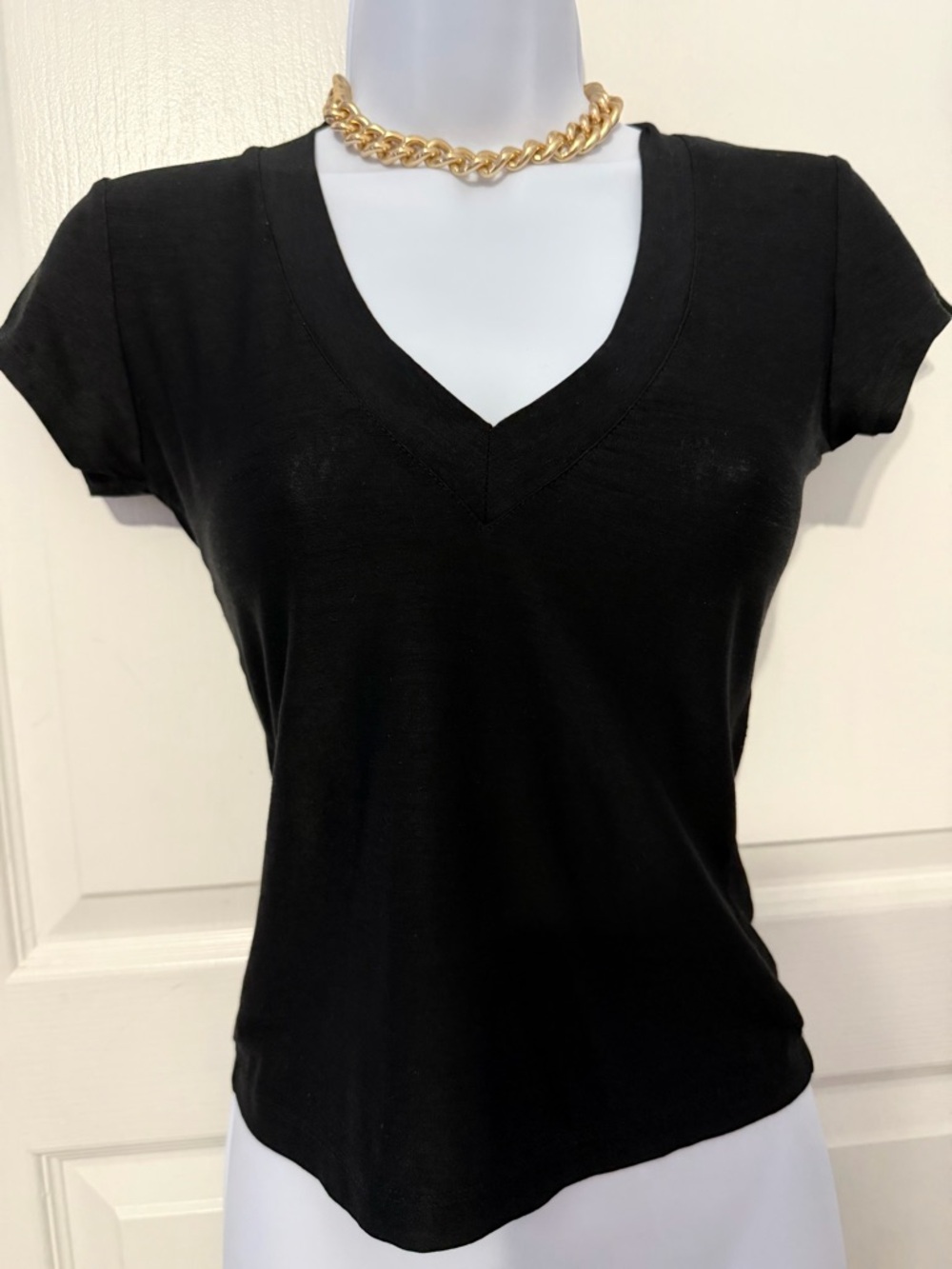 color Black V-neck shirt